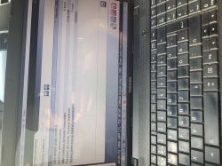 Ekran laptopa z wyświetlonym oprogramowaniem diagnostycznym.