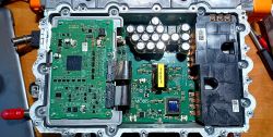 Widok wnętrza modułu ICCU z widocznymi płytami PCB i kondensatorami