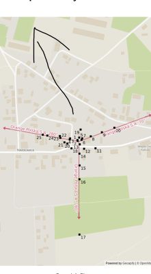Mapa Nietkowic z zaznaczonymi azymutami stacji Orange i czarną strzałką wskazującą kierunek domu