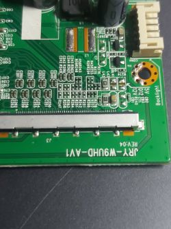 Zbliżenie na fragment płyty drukowanej monitora z oznaczeniem JRY-WGUHD-AV1.