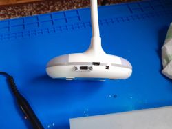 Dolna część lampki z gniazdem USB-C i uszkodzonym portem micro USB