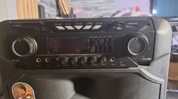 Panel przedni systemu audio z pokrętłami i gniazdami