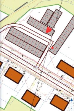 Mapa z zaznaczonym trójkątem, strzałką i punktami w planie zabudowań elektrycznych.
