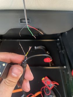 Jak połączyć kable w chińskiej kamerze cofania bez końcówek?