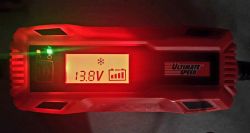 Ładowarka samochodowa Ultimate Speed z wyświetlaczem pokazującym napięcie 13.8V.