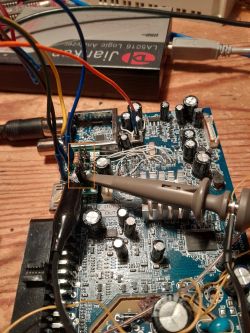 Sonda oscyloskopowa podłączona do płyty tunera DVB-T z modyfikacjami