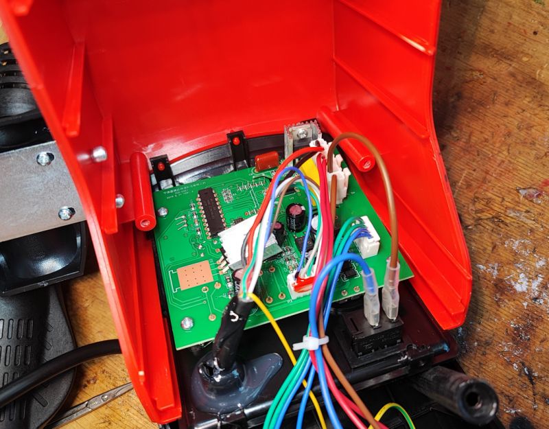 Inside of the Yato YT-82457 Soldering Station Inside of the Yato YT-82457 soldering station