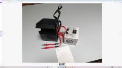 Elektroniczny wymuszacz mocy z przewodami i osprzętem na stole.