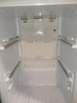 Wnętrze komory lodówki z aluminiowymi wzmocnieniami prowadnic.