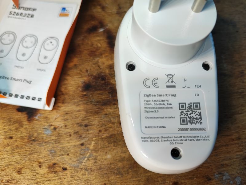 Widok tylnej części inteligentnej wtyczki ZigBee Sonoff S26R2ZB z informacjami technicznymi.