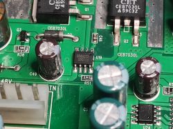 Zbliżenie na fragment płytki drukowanej z elementami elektronicznymi, widoczne kondensatory, tranzystory MOSFET CEB7030L i układ scalony RT9203.