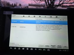 Ekran skanera diagnostycznego pokazujący błędy B120A:68 i C1651:86 w pojeździe Peugeot