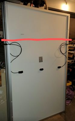 Panel z oznaczeniem czerwonym kabla powrotnego
