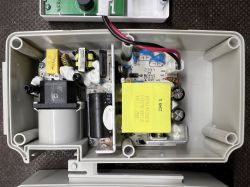 Synchronizacja dwóch siłowników meblowych z osobnymi sterownikami. Chętnie zapłacę za usługę:)