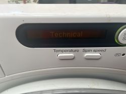 Wyświetlacz pralki Miele z komunikatem Technical