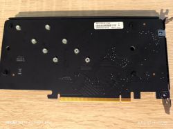 Czarna karta PC z oznaczeniem ROG HYPER M.2 CARD na drewnianym stole.