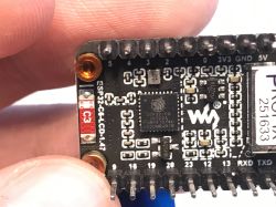 Zbliżenie na moduł ESP32-C6-LCD-1.47 z widocznym układem i oznaczeniami pinów