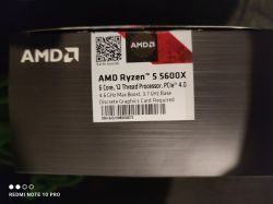 Zbliżenie na opakowanie procesora AMD Ryzen 5 5600X.