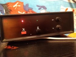 Zasilacz radiostacji Radmor - Do czego służy drugi przełącznik na froncie.