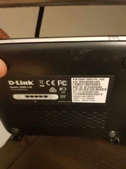 Router D-Link DWR-116 z widocznymi etykietami i informacjami technicznymi.