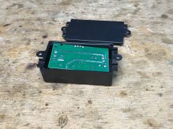 Zestaw RF pilot "włącznik" na baterie i przekaźnik do schowania w puszce (niby WiFi?)