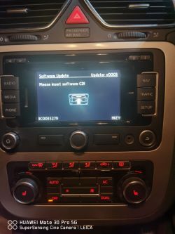 Autoradiobildschirm mit Software-Update-Aufforderung.
