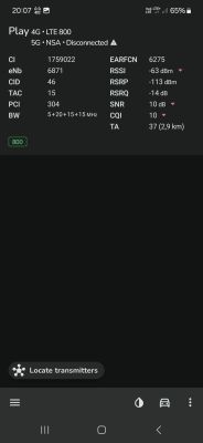 Zrzut ekranu aplikacji NetMonster prezentujący parametry sieci Play LTE 800: ciemne tło, wyświetlone dane sygnału.