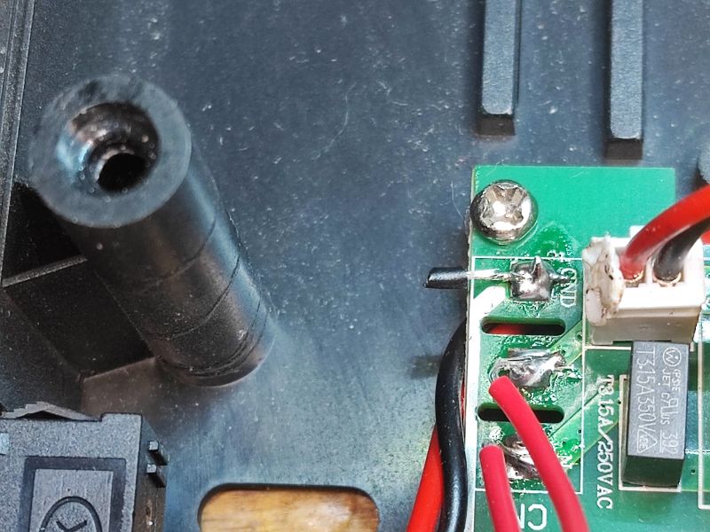 Fragment wnętrza stacji lutowniczej Yato YT-82462 z widocznymi przewodami i elementami elektronicznymi