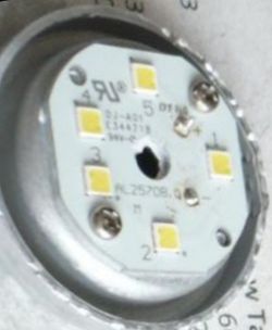 Lampka LED noname - wnętrze oraz sposób jej naprawy