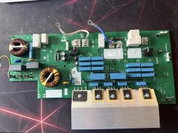 Płyta elektroniczna z indukcyjnej płyty grzewczej Bosch z widocznymi elementami mocy