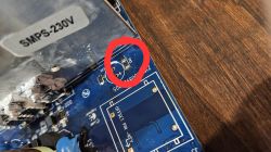 Fragment płytki drukowanej z zasilacza Logitech Z906 z zaznaczonym na czerwono miejscem oznaczonym jako R32.