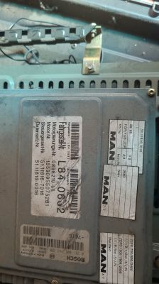 Tabliczka znamionowa modułu MAN z numerami seryjnymi i kodami.