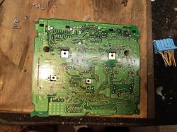 Zdjęcie płytki PCB z radia samochodowego Mitsubishi, z samochodu Suzuki Liana, z wylutowaną pamięcią 93LC56.
