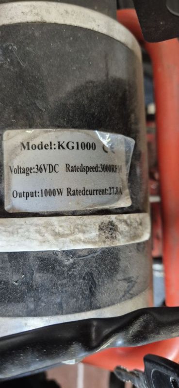 Zbliżenie etykiety na silniku modelu KG1000 z danymi technicznymi