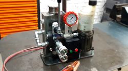 Hydraulische Biegemaschine mit 32t-Heber Hydraulische Biegemaschine mit Manometer und Antriebspumpe.