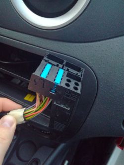 Podłączenie radia Pioneer MVH-S120UB do Citroen C3 Furio 2007: separator antenowy i przejściówki?