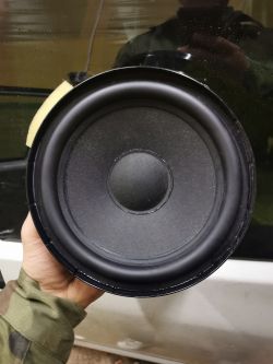 Jak podłączyć system audio w Golfie 5?