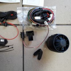 Skoda Superb 2002 - Dwa przewody wychodzące z półki pod wyłącznikiem świateł