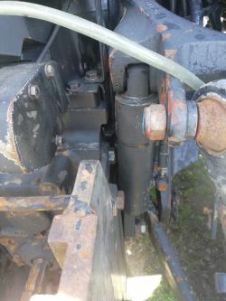 Siłownik wspomagający CASE - KUPIĘ -Siłownik wspomagający podnoszenie tylnego r