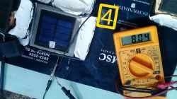 Panel solarny z miernikiem pokazującym napięcie 8,04 V