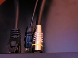 Xbox One - Głośniki RCA - głośniki grają słabo.