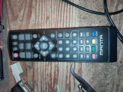 Pilot do tunera Manta DVB-T02 leży na drewnianym stole.