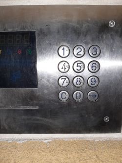 Panel domofonu z klawiaturą numeryczną.
