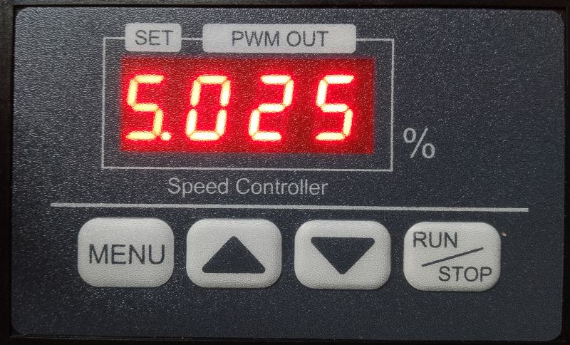 Panel regulatora PWM z czerwonym wyświetlaczem 5.025% i przyciskami MENU, strzałki, RUN/STOP