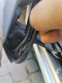 Zbliżenie na uszczelkę w drzwiach suwnych VW Transportera T5.