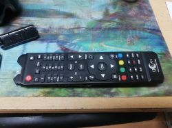 Pilot do telewizora leżący na kolorowej podkładce