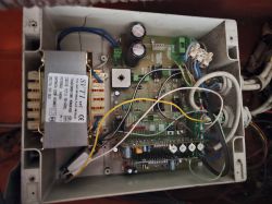 Zdjęcie płyty sterującej B24SC do szlabanu BENINCA z widocznymi przewodami i elementami elektronicznymi.