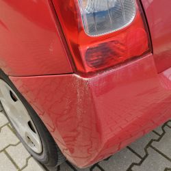 Twingo 2 - Błoto wylatujące spod tylnych lamp: czy brakuje elementu czy to cecha modelu?