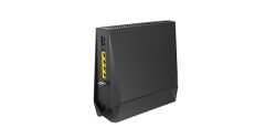 Czarny modem lub router stojący pionowo, z żółtymi portami Ethernet z boku