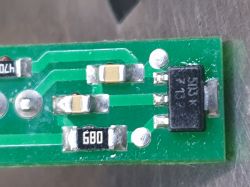 Płytka drukowana z czujnikami Halla i elementami elektronicznymi